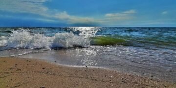 Азовське море відійшло від берега на 100 метрів: на відео показали аномалію