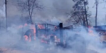 В российском Забайкалье бушуют пожары, из-за дыма перекрывают дороги. ВИДЕО