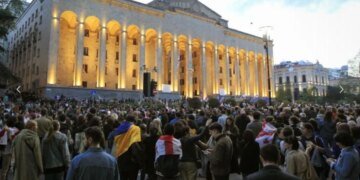 В  Грузии парламент проголосовал за закон об иноагентах, против которого протестует улица