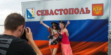 Представитель “новой элиты России” в Севастополе дал ногой в лицо девушке: чем она разозлила. ВИДЕО