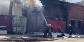 “Россия в огне”: в Москве загорелся склад и автосервис. ВИДЕО