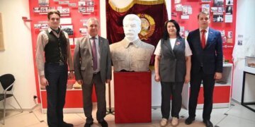 В России коммунисты хотят вызвать дух Сталина, готовится  спиритический сеанс