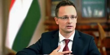 Венгрия отказывается  “участвовать в сумасшедшей миссии” НАТО по помощи Украине, – Сийярто