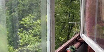 Мать отлучилась на несколько минут: трехлетний мальчик выпал из окна