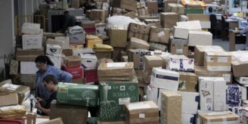 Укрпочта продает посылки украинцев: Смелянский рассказал, сколько уже заработала