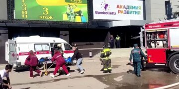 В российском Магнитогорске вспыхнул пожар в ТЦ. ВИДЕО