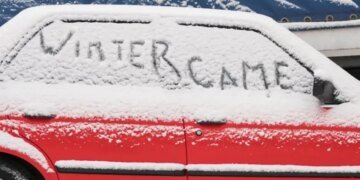 “Копы едва сдерживали смех”: мужчина устроил реально холодную месть соседям