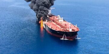 Хуситы очередной раз атаковали танкер с российскими нефтепродуктами