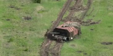 Танк-сарай попытался с разгона перескочить минное поле