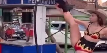 Россиянки устроили полуголую фотосессию на бензоколонке на Бали, теперь им грозит депортация. ВИДЕО