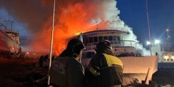 В российском Архангельске пожарные всю ночь тушили теплоход. ФОТО