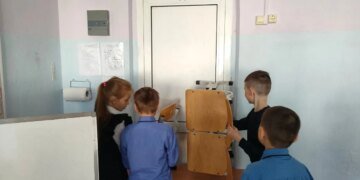 «Герои СВО» убивают россиян: в  школах детей учат прятаться под партами и баррикадировать двери. ФОТО