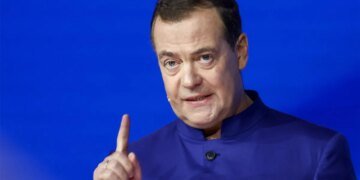 Медведев пригрозил мировой войной и «радиоактивным пеплом»