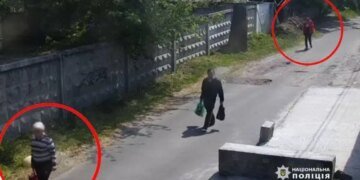 В Киеве рецидивист среди бела дня ограбил пенсионерку: преступление зафиксировано на ВИДЕО