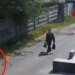В Киеве рецидивист среди бела дня ограбил пенсионерку: преступление зафиксировано на ВИДЕО