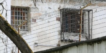 Били ногами, резиновыми дубинками и палками: вскрылась масштабная система пыток в колониях Украины