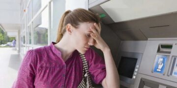 Банкомат не выдал деньги и съел карточку при отключении света: что делать