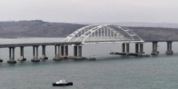 Оккупанты подтащили баржи к Крымскому мосту: что происходит?