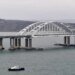 Оккупанты подтащили баржи к Крымскому мосту: что происходит?