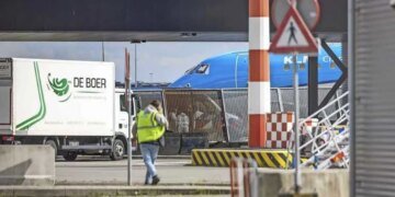 “Адский шум и дым”: в аэропорту Амстердама человека засосало в двигатель самолёта
