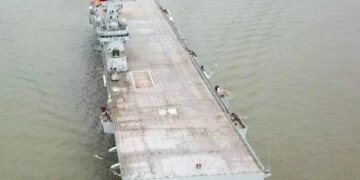 Тайвань  в опасности: Китай строит самый большой в мире десантный корабль