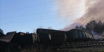В России 27 вагонов сошли с путей в Амурской области, горит лес. ВИДЕО