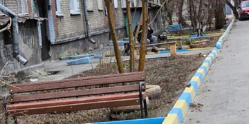 “Це нонсенс”: у Росії запанікували через синьо-жовтий бордюр і звинуватили в “диверсії” працівника з Азії