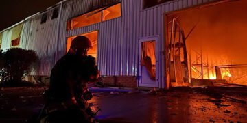 Росія знову атакувала Одесу балістичними ракетами: влучили у сортувальне депо “Нової пошти”, є постраждалі. ФОТО. ВІДЕО