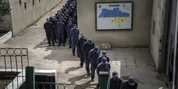 Військовополонені РФ можуть телефонувати додому, українці – ні: журналісти AP побували у таборі
