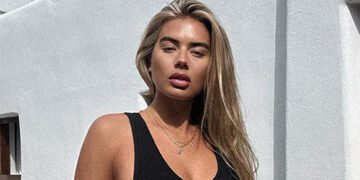 У чорному суцільному купальнику: британська модель на Ібіці похизувалася пружними сідницями. ФОТО