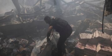 Войска РФ вновь обстреляли гражданские объекты в Харькове: 7 погибших и 24 раненых