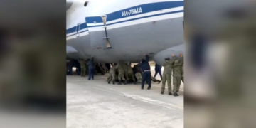Російських військових змусили штовхати Іл-76 замість буксира. ВІДЕО