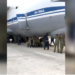 Російських військових змусили штовхати Іл-76 замість буксира. ВІДЕО