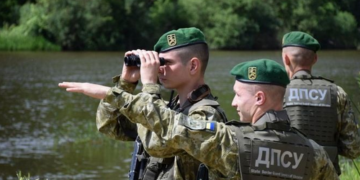 Ухилянти відібрали зброю у прикордонника на Закарпатті та втекли до Румунії