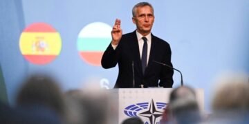 Столтенберг: Украина имеет право наносить удары по законным целям вне своей территории