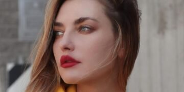 Красиво та патріотично: українська модель Аліна Байкова ділиться ефектними фото у купальниках