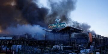 В Харькове под обстрел попал строительный гипермаркет, есть погибшие