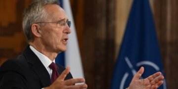Столтенберг: мы должны дать украинцам возможность защищаться по-настоящему