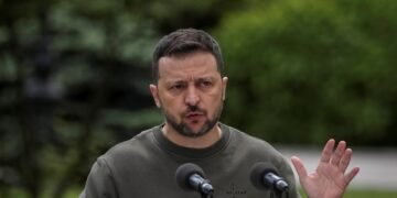 Зеленский сообщил об интенсивных боях в Харьковской и Донецкой областях