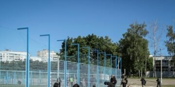 Войска РФ нанесли удар по школьному стадиону в Харькове. Пострадали, как минимум, 4 ребенка