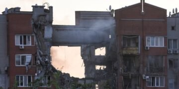 Российский ракетный удар по Днепру: власти сообщают об одном погибшем и 12 пострадавших
