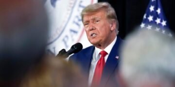 Reuters: Трампу передали план, связывающий помощь Украине с ее участием в переговорах с Москвой