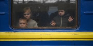 Украина эвакуирует детей из прифронтовых городов в Донецкой области