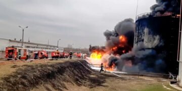 В Азове после атаки дронов горит резервуар с нефтепродуктами