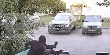 “Вывалился с 3 этажа на скамейку и ушел по делам”: в сети показали ВИДЕО полета алкоголика из окна