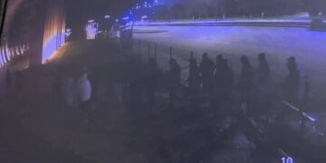 В Тбилиси неизвестные с копьями и палками атаковали офис оппозиционной партии. ВИДЕО