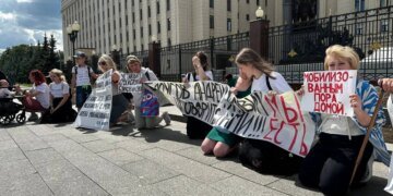 “Встали на колени”: в России матери, жены и дети мобилизованных вышли на пикет