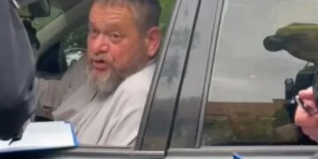 “Чудо” Мукачевской епархии: пьяный поп Московского патриархата протаранил забор и непотребно обматерил полицию. ВИДЕО