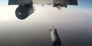 “Бомбят сами себя”: российский самолет уронил авиабомбу на Белгородскую область