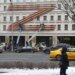 “Аквамен по-русски”: в Москве “нудист” напал на машину, а затем прыгнул в реку. ВИДЕО
